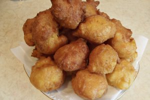 Desert gogosi aerate umplute cu crema caramel