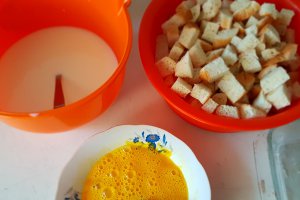 Desert budinca din chifle cu fructe de sezon