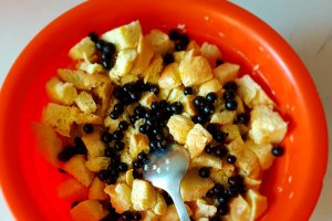 Desert budinca din chifle cu fructe de sezon