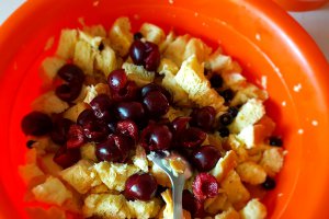 Desert budinca din chifle cu fructe de sezon