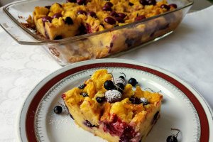 Desert budinca din chifle cu fructe de sezon