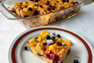 Desert budinca din chifle cu fructe de sezon