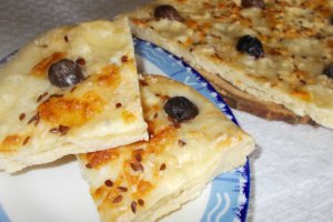 Focaccia cu masline, cascaval si parmezan