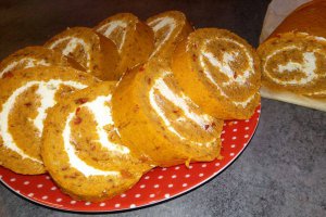 Aperitiv rulada din ardei rosii umpluta cu crema de branza