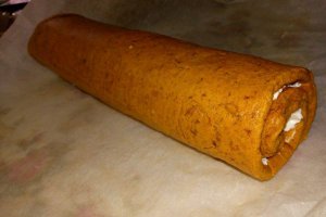 Aperitiv rulada din ardei rosii umpluta cu crema de branza