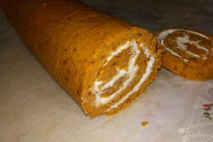 Aperitiv rulada din ardei rosii umpluta cu crema de branza