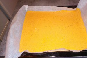 Aperitiv rulada din ardei rosii umpluta cu crema de branza