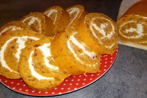 Aperitiv rulada din ardei rosii umpluta cu crema de branza