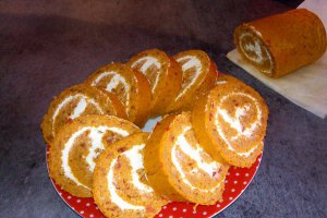 Aperitiv rulada din ardei rosii umpluta cu crema de branza