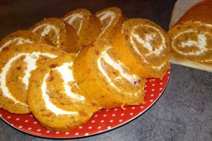 Aperitiv rulada din ardei rosii umpluta cu crema de branza