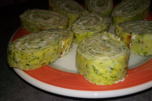 Aperitiv rulada din dovlecei umpluta cu crema de branza