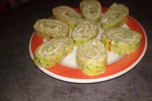 Aperitiv rulada din dovlecei umpluta cu crema de branza