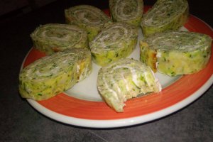 Aperitiv rulada din dovlecei umpluta cu crema de branza