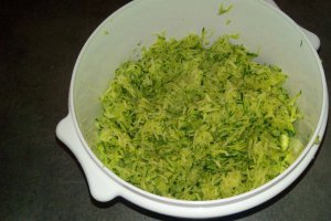Aperitiv rulada din dovlecei umpluta cu crema de branza