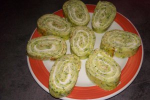 Aperitiv rulada din dovlecei umpluta cu crema de branza