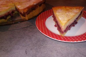 Desert tarta cu cirese si crema de branza