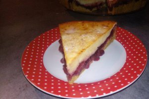 Desert tarta cu cirese si crema de branza