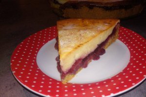 Desert tarta cu cirese si crema de branza
