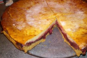 Desert tarta cu cirese si crema de branza