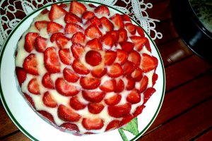 Desert tarta cu capsuni si biscuiti