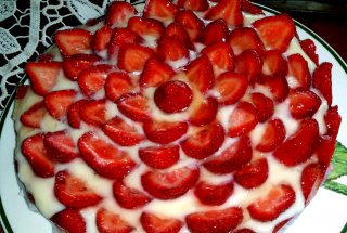 Desert tarta cu capsuni si biscuiti