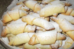 Desert cornulete fragede cu gem de prune si nuca de cocos