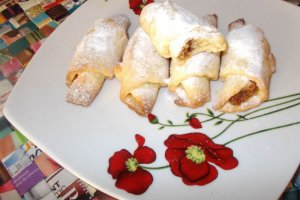 Desert cornulete fragede cu gem de prune si nuca de cocos