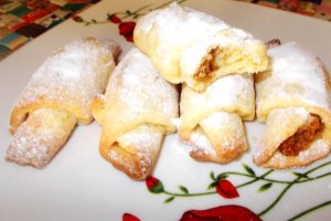 Desert cornulete fragede cu gem de prune si nuca de cocos