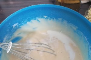 Desert briose cu ciocolata alba si ornamente din ciocolata neagra