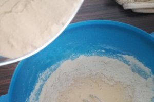 Desert briose cu ciocolata alba si ornamente din ciocolata neagra