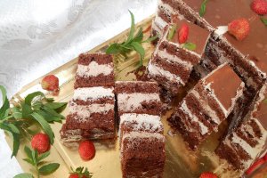 Desert tort cu crema de cirese si ciocolata