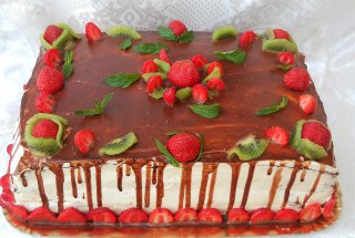 Desert tort cu crema de cirese si ciocolata