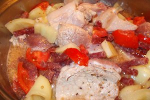 Pulpa de porc si carnaciori in sos picant la tigaie
