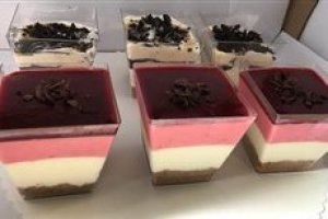Desert cheesecake la cupe, cu capsuni, oreo