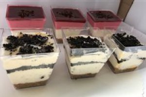 Desert cheesecake la cupe, cu capsuni, oreo