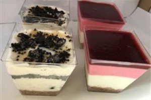 Desert cheesecake la cupe, cu capsuni, oreo