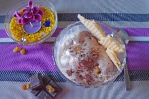 Desert inghetata de vanilie si de ciocolata cu rom si stafide
