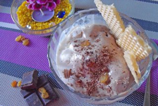 Desert inghetata de vanilie si de ciocolata cu rom si stafide