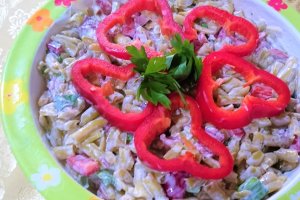 Salata de fasole verde fideluta cu iaurt cremos