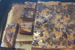 Desert brownie cu crema de branza si fineti