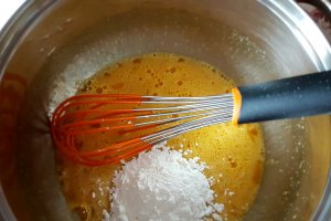 Desert tort cu jeleu de cirese si crema de vanilie cu mascarpone