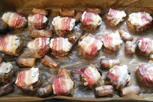 Aperitiv ciuperci umplute cu ricotta, invelite in bacon