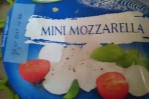 Salata cu mozzarella si pesto