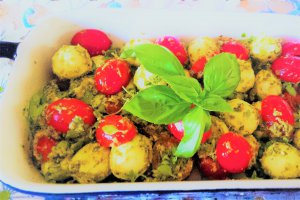Salata cu mozzarella si pesto