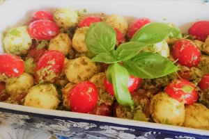 Salata cu mozzarella si pesto