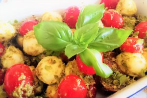 Salata cu mozzarella si pesto