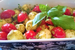 Salata cu mozzarella si pesto