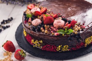Desert tort cu crema de capsuni si glazura oglinda de ciocolata