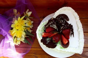 Desert tort cu crema de lamaie, capsuni si jeleu din vin sau 7 ani de bucatareala ori hlizeala pe Bucataras.ro