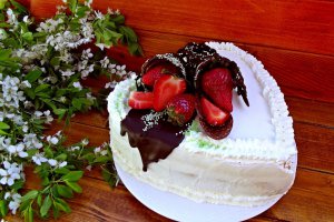 Desert tort cu crema de lamaie, capsuni si jeleu din vin sau 7 ani de bucatareala ori hlizeala pe Bucataras.ro